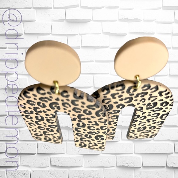 🆕 Leopard Print Geometric Drop Earrings Cream Black Arched Woman’s Brand New - Picture 2 of 4
